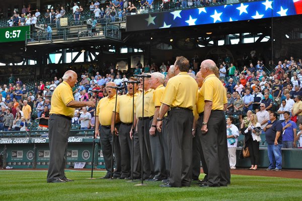 Gospel Singers perform on Mariners' big stage