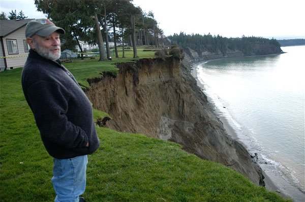 Cliff erosion threatens 4 Monterra homes