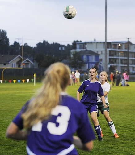 Sequim’s Sophia Radford (13) thorws the ball to teammate Adare McMinn.