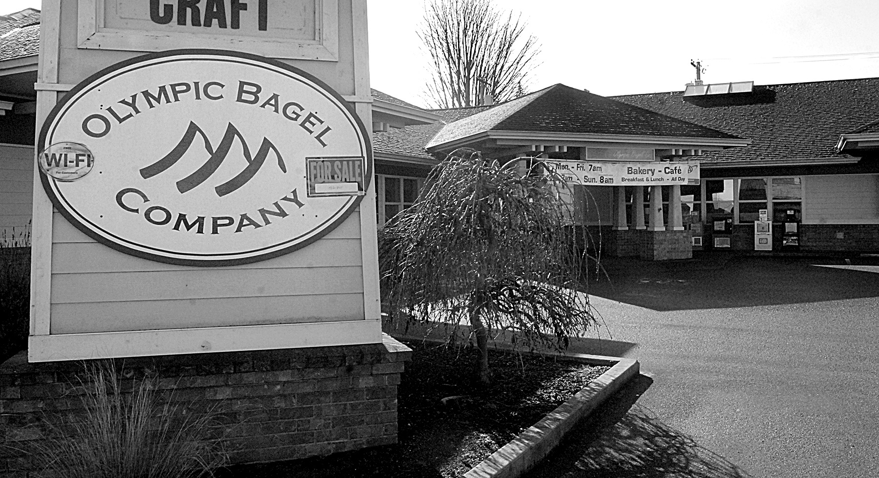 Olympic Bagel Co. on East First Street in Port Angeles sits closed Saturday after the eatery and bagel shop was closed and put up for sale. (Keith Thorpe/Peninsula Daily News)