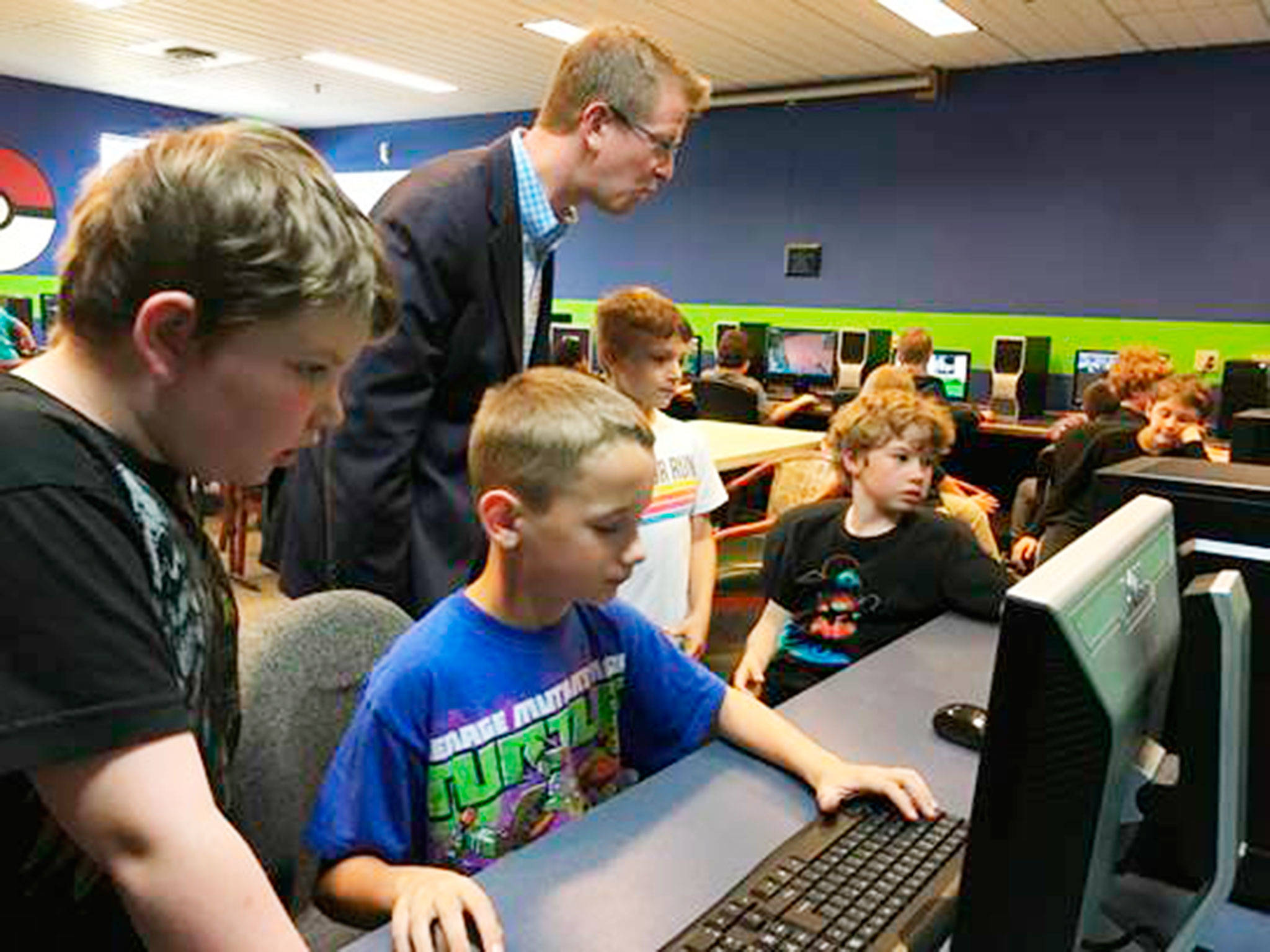Congressman Derek Kilmer meets with members of the Sequim Boys & Girls Club — From left, Rian Pope-Dunham, Austin Schilling, Logan Holbert and Terry Rooke — on June 2 to discuss computers and the games they like to play. Sequim Gazette photo by Matthew Nash
