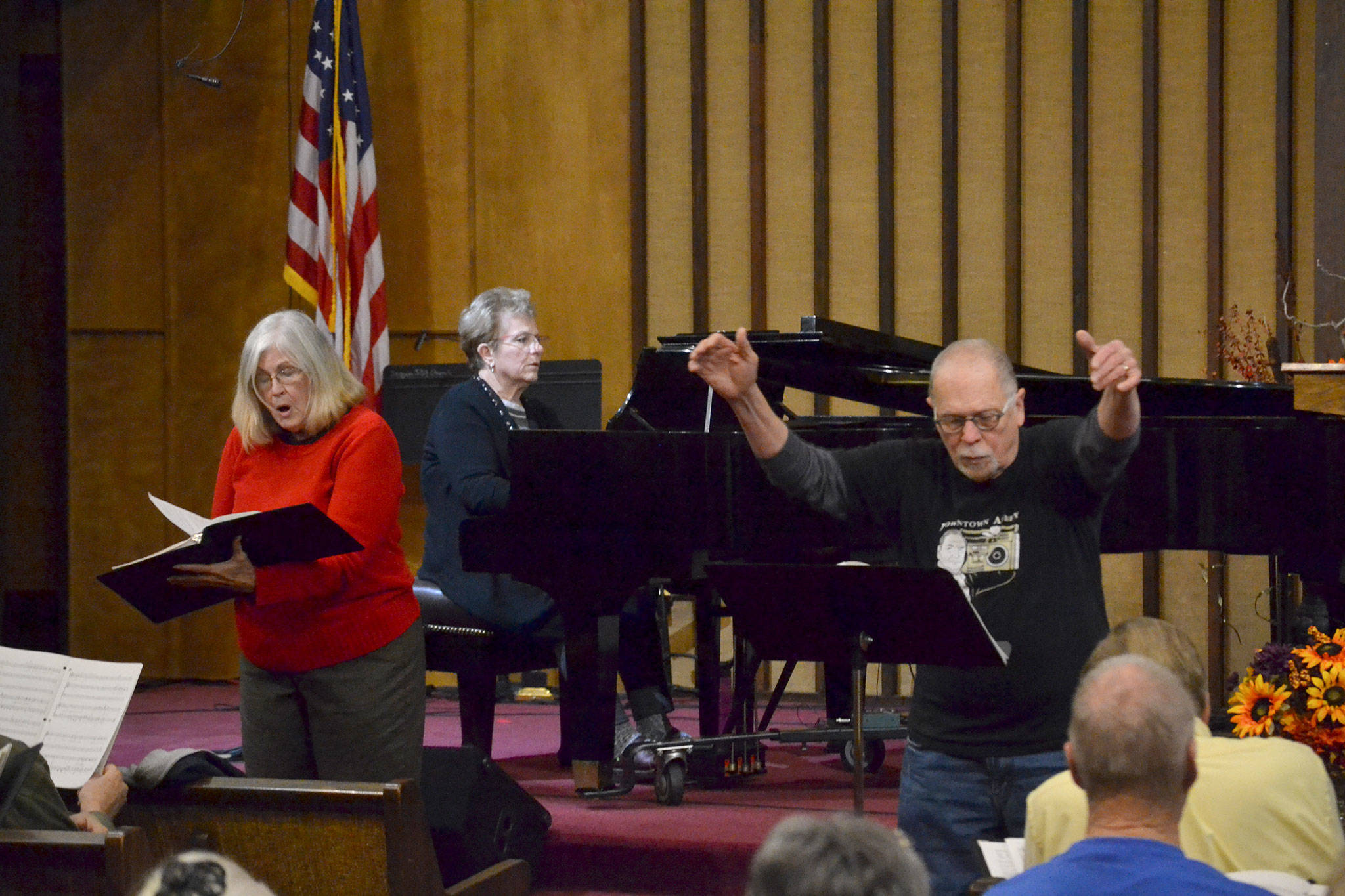 Gary McRoberts directs the Sequim Community Chorus as Patty Shoop sings a solo on “In the bleak mid-winter,” and Linda Grubbs plays piano. Sequim Gazette photo by Matthew Nash
