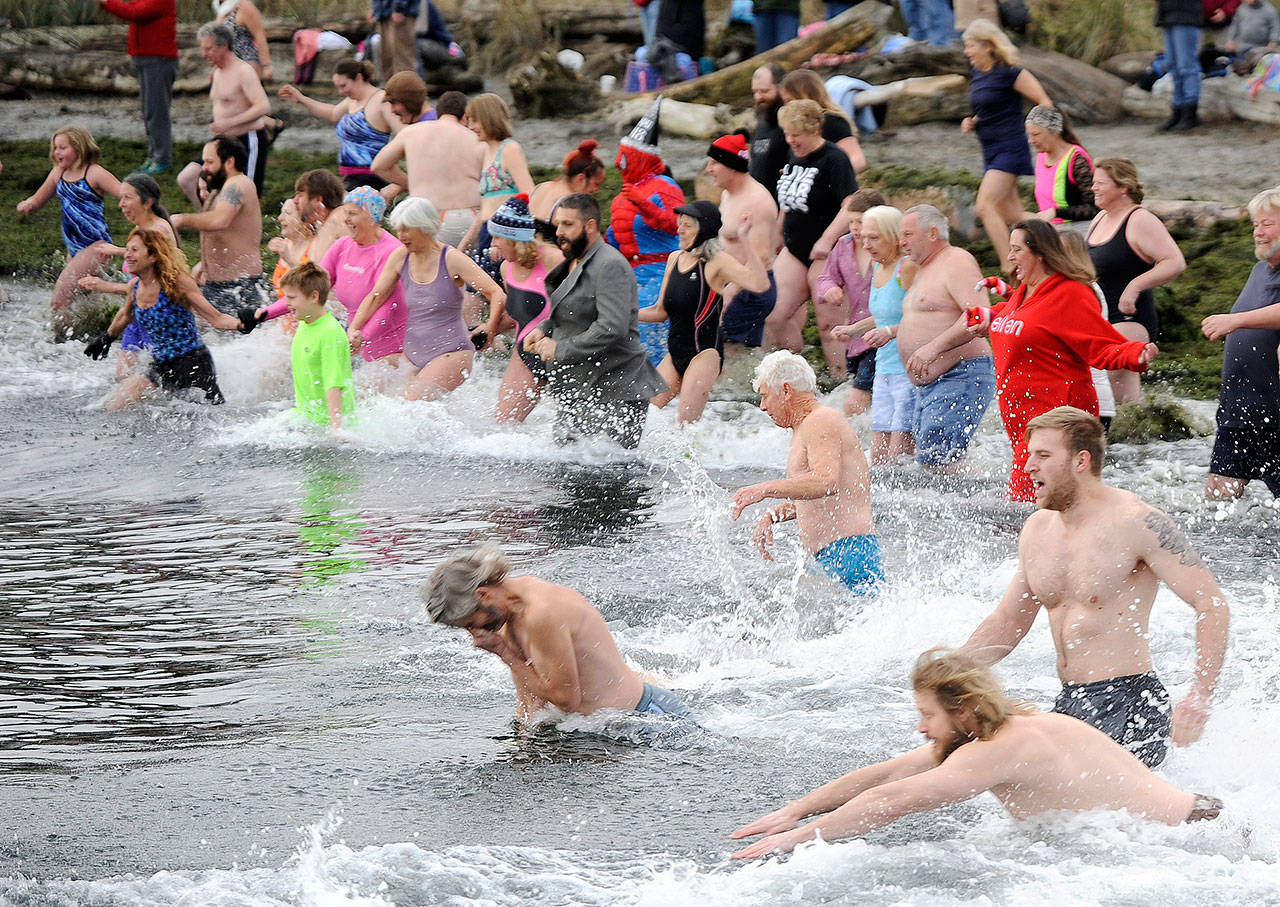 Polar Bear plunging: 150-plus pack PA’s Hollywood Beach for New Year’s dip