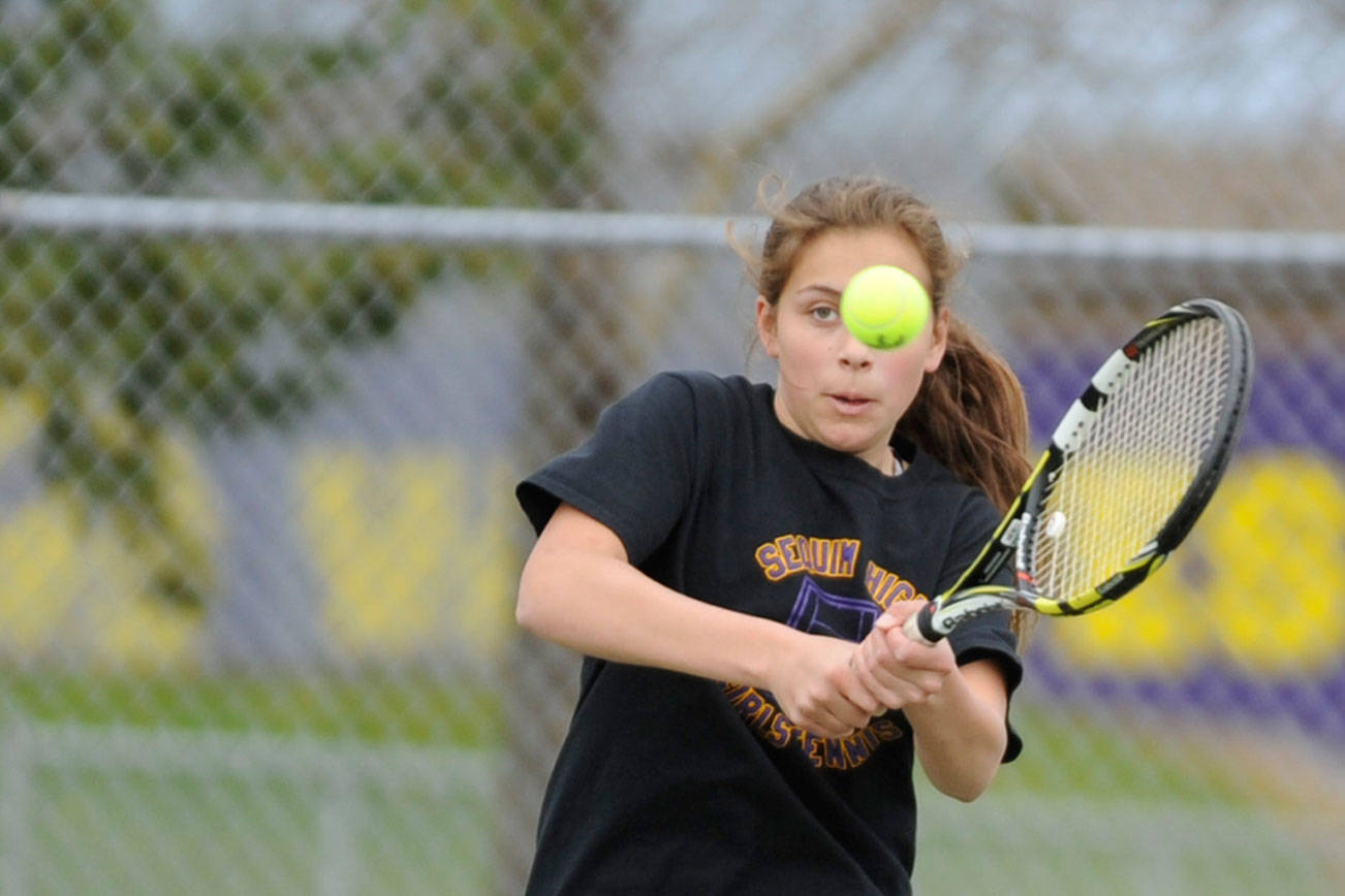 Girls tennis: Wolves edges Buccaneers to stay undefeated (7-0)