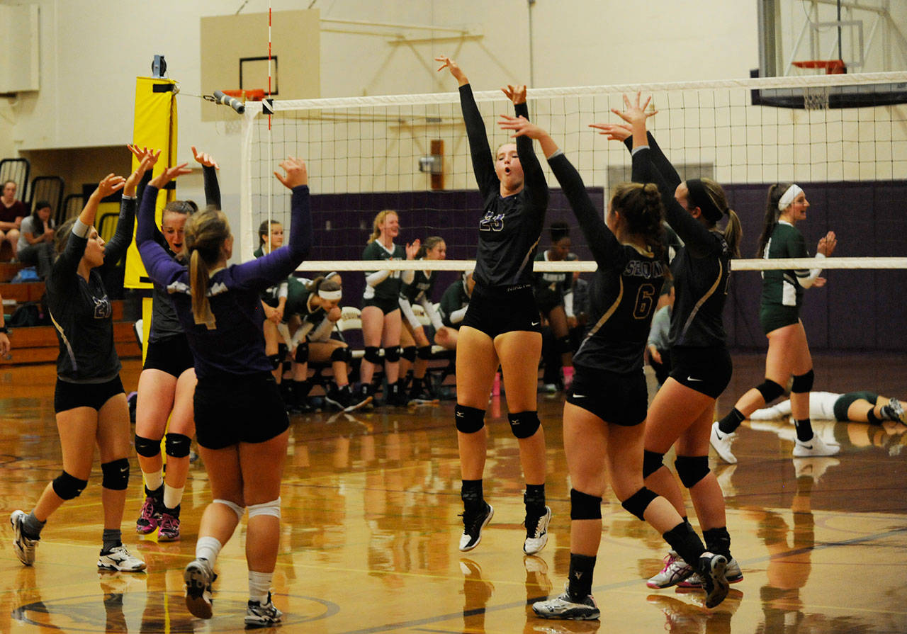 Volleyball: Wolves rout Riders in three sets