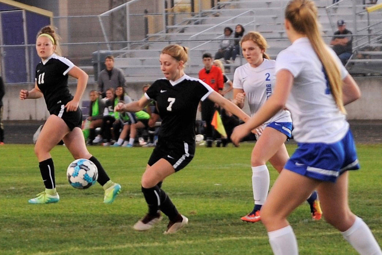 Girls soccer: Bucs deny Wolves their first league win