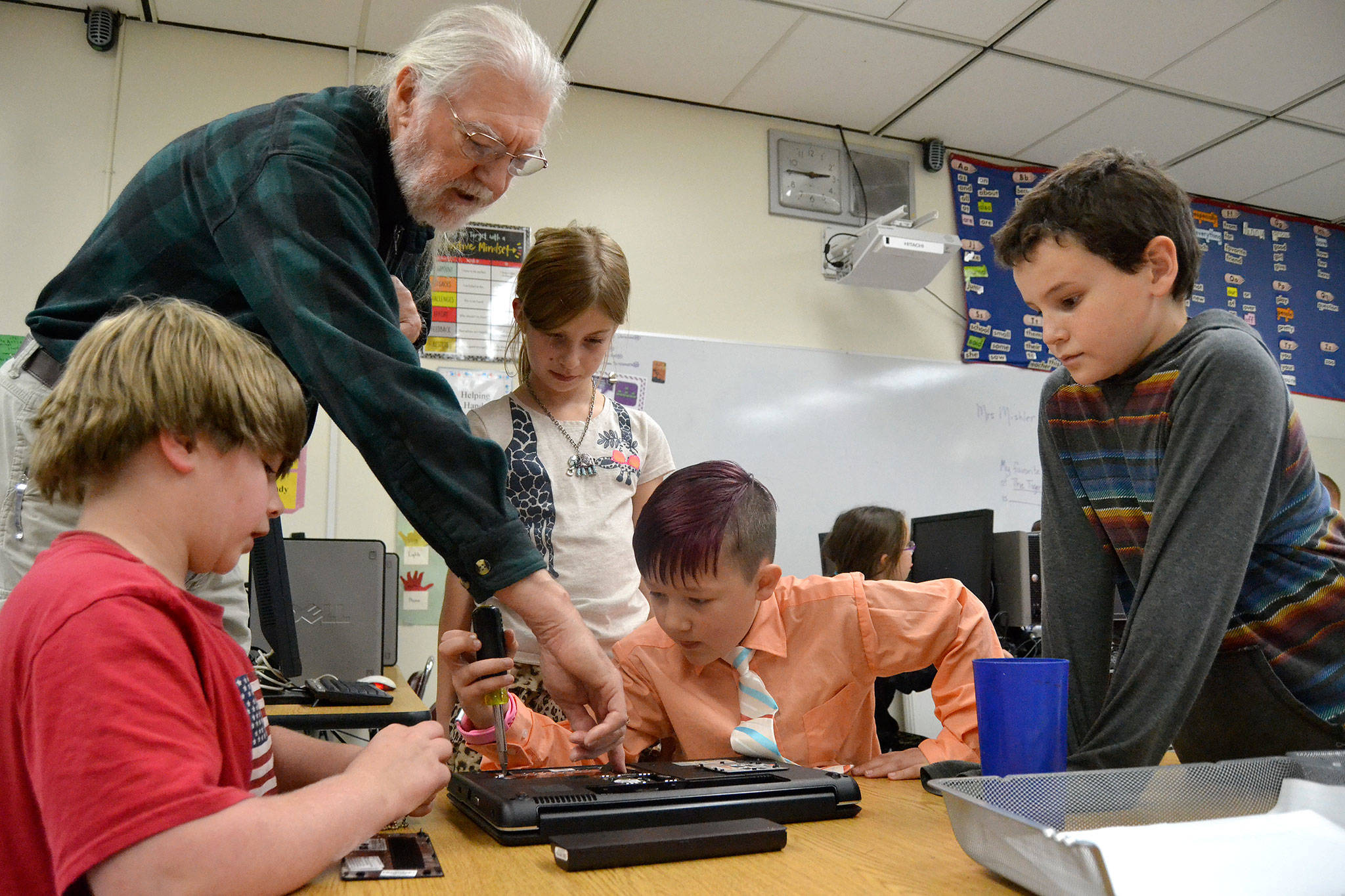 Jim Hurley with the Sequim PC Users Group shows Roosevelt Elementary students, from left, Zephyr Thompson, Maddie Walton, Aiden Johnson, and Andre Campbell the inner-workings of a laptop during the school’s Computer Club on Nov. 8. Sequim Gazette photos by Matthew Nash