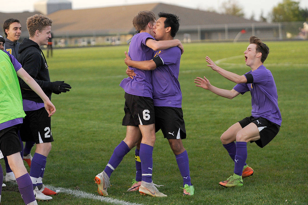 Boys soccer: Win gives Wolves perfect league mark