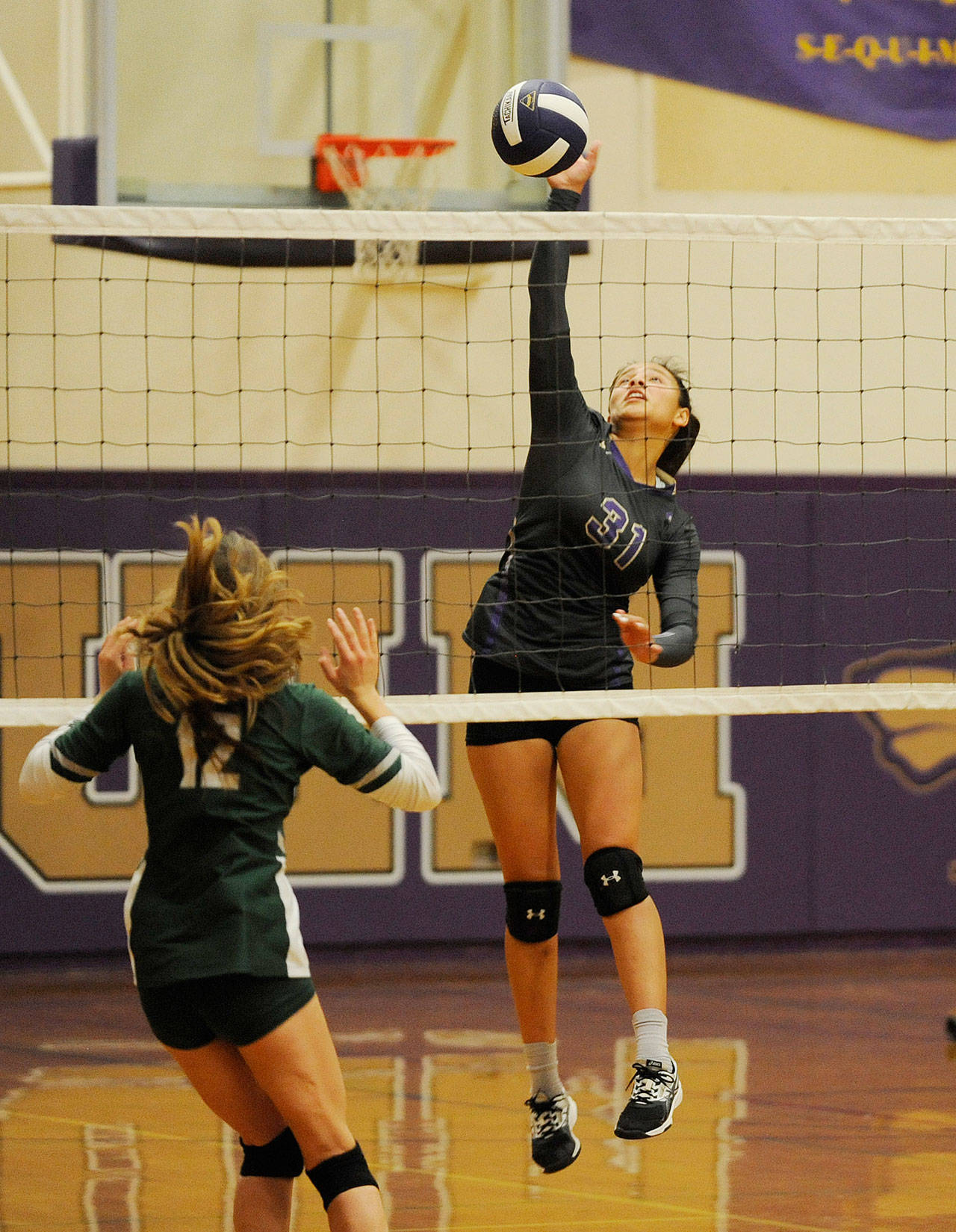 Kiana Robideau of Sequim, right, looks for a point as Port Angeles’ Zoe Smithson defends. Sequim Gazette photo by Michael Dashiell