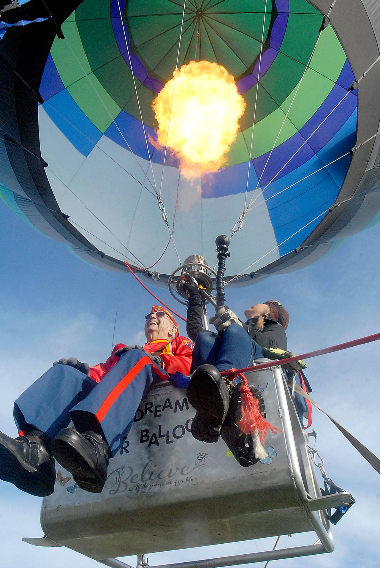 Tom McKeown, 95, of Port Angeles, a U.S. Marine Corps veteran of World War II, takes a tethered balloon ride with Capt. Crystal Stout, executive director of Dream Catcher Balloon, at Sequim Valley Airport in 2018. File photo by Keith Thorpe/Peninsula Daily News