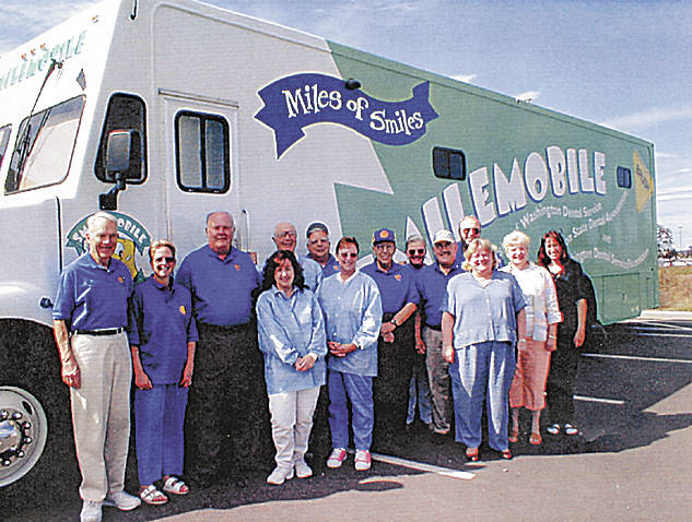 SmileMobile with volunteer Rotarians Harry Hughes, Rochelle McHugh, Ed Haidal, David Leitzinger, Stan Johann, Alice Beebe, Hank Marrerro and various Smilemobile staff.