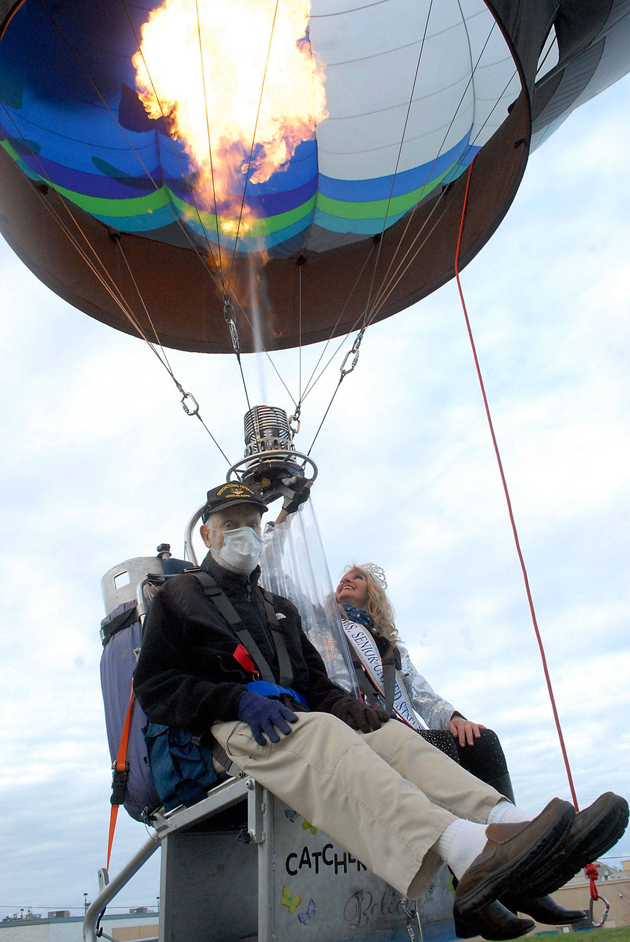U.S. Navy veteran Lt. Cmdr. Frank Hurlbut, 92, takes a tethered balloon ride with Capt. Crystal Stout of the Dream Catcher Balloon Program on Veterans Day, Wednesday, Nov. 11. Hurlbut, a Navy pilot during his time of service, was one of several Sinclair Place assisted living community residents who were offered the opportunity to take rides to enjoy the view. Photo by Keith Thorpe/Olympic Peninsula News Group