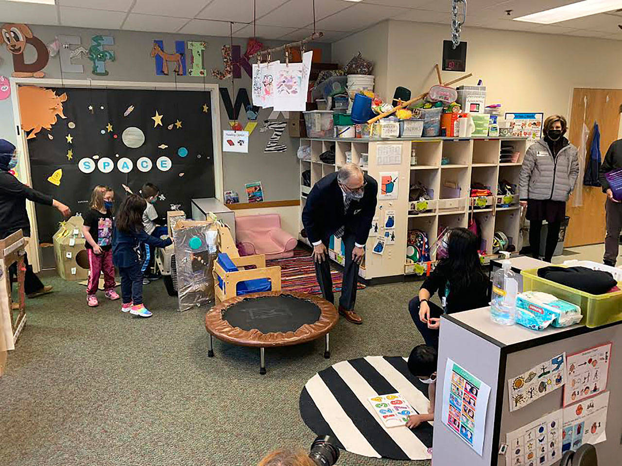 Gov. Jay Inslee visits a classroom at Phantom Lake Elementary School in Bellevue to evaluate the potential of in-person learning. Photo courtesy of the Governor’s Office.