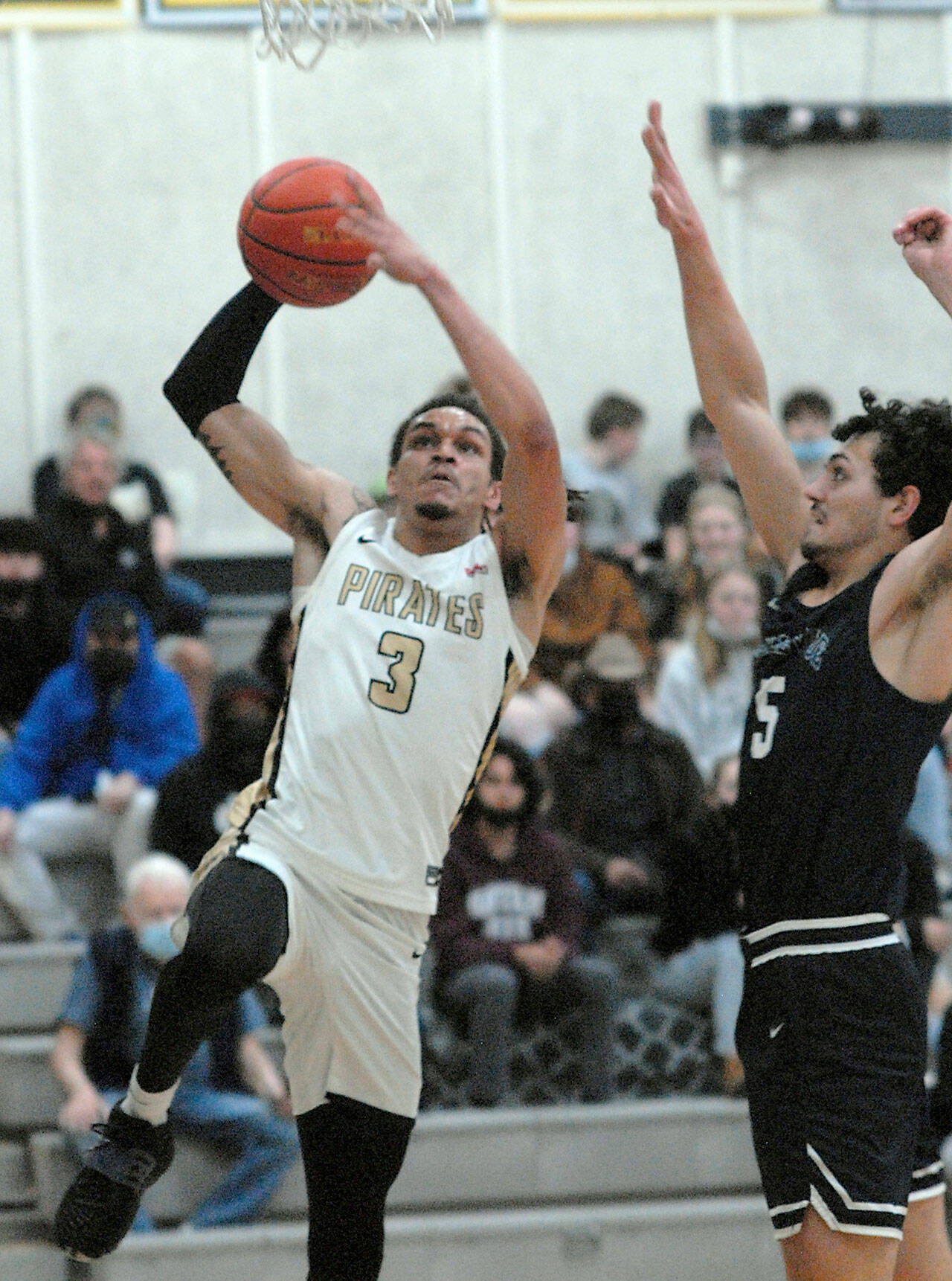 Peninsula’s Jaylin Reed, left, aims for the rim as Bellevue’s Bishop Tosi defends the lane on Saturday at Peninsula College. Photo by Keith Thorpe/Olympic Peninsula News Group