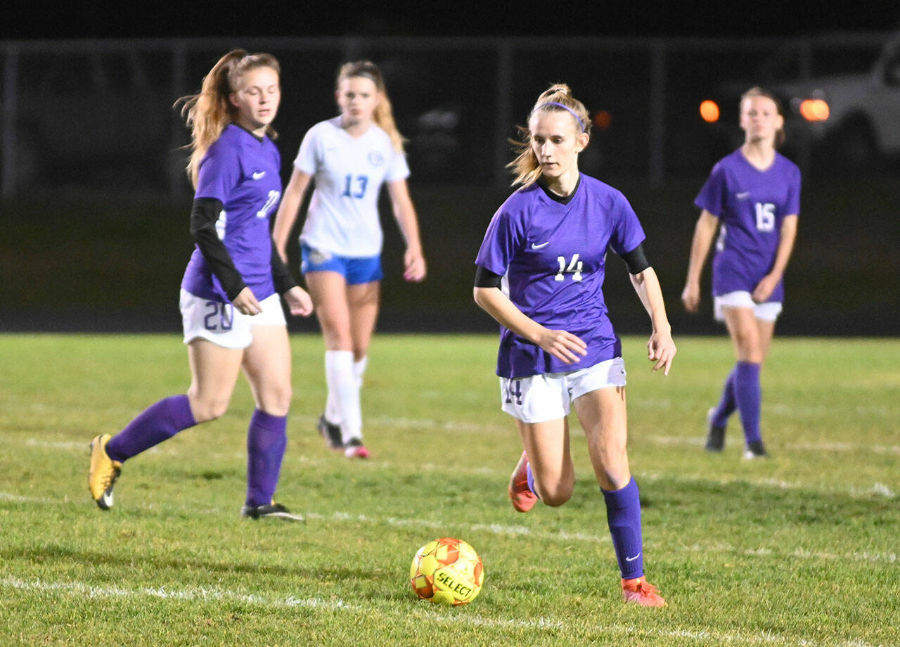 Michael Dashiell/Sequim Gazette
Sequim’s Hannah Wagner looks to push the ball upfield in the first half of Sequim’s league match-up with North Mason on Oct. 27.