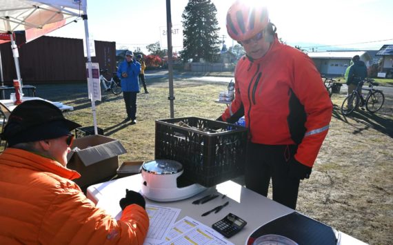 Sequim Gazette photo by Michael Dashiell / Doug Kruth helps his 3 Crabs team bring in the most of any teams in Sequim’s 2022 Cranksgiving event on Nov. 19.