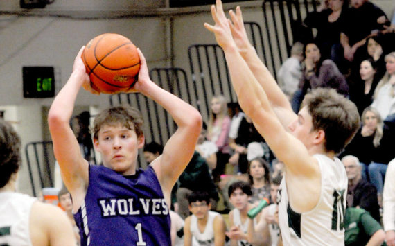 KEITH THORPE/PENINSULA DAILY NEWS
SEquim's Zackary Thompson looks for a passing opportinity as Port Angeles' Parker Nickerson, left, and Josiah Long close in on Tuesday at Port Angeles High School.