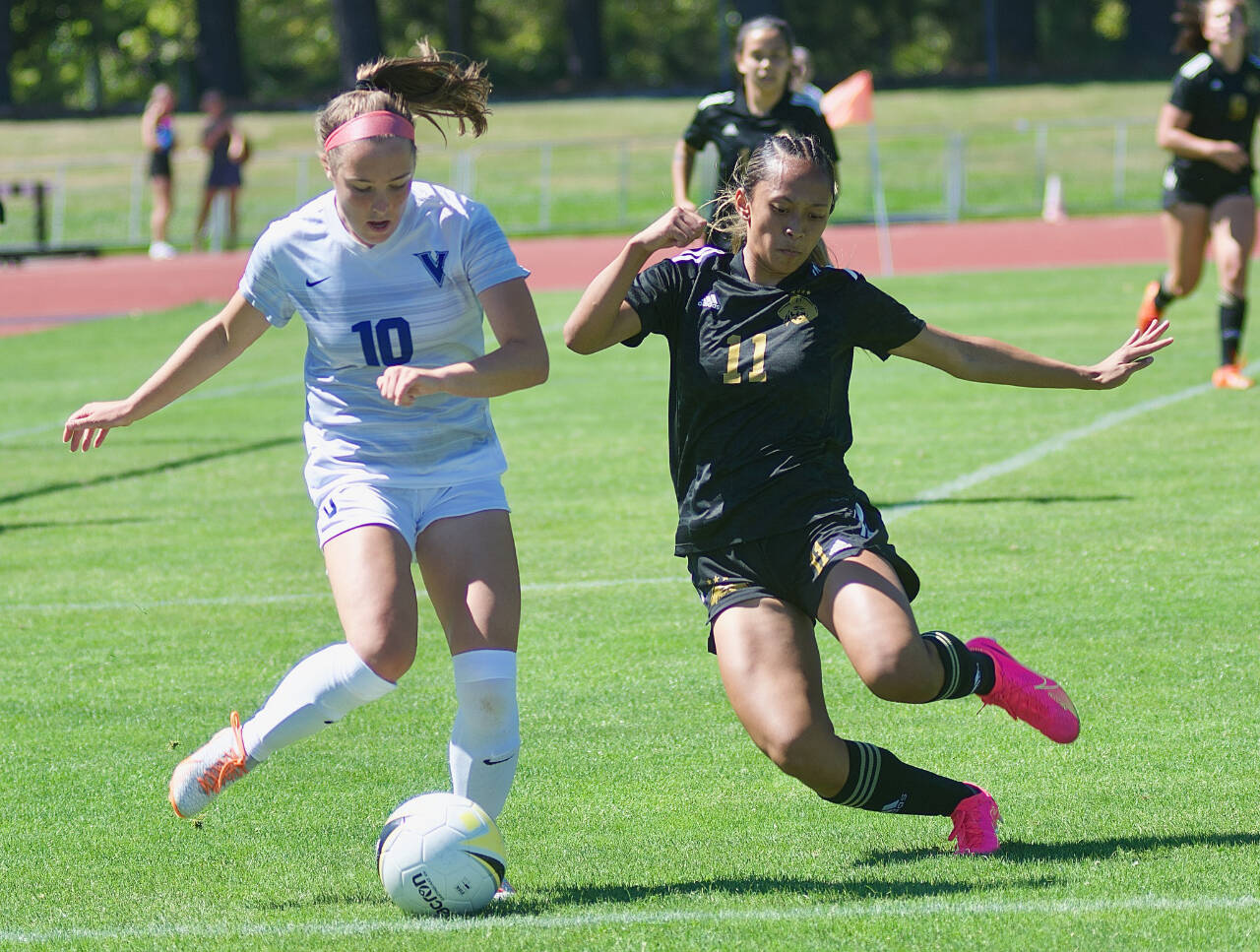 Photo by Rick Ross/Peninsula College / At right, Peninsula College’s Jaeda Mae Edayan, a freshman forward from Mililani, Hawaii, vies for possession with University of Victoria’s Sophie Murphy in an Aug. 13 scrimmage in Victoria, B.C.