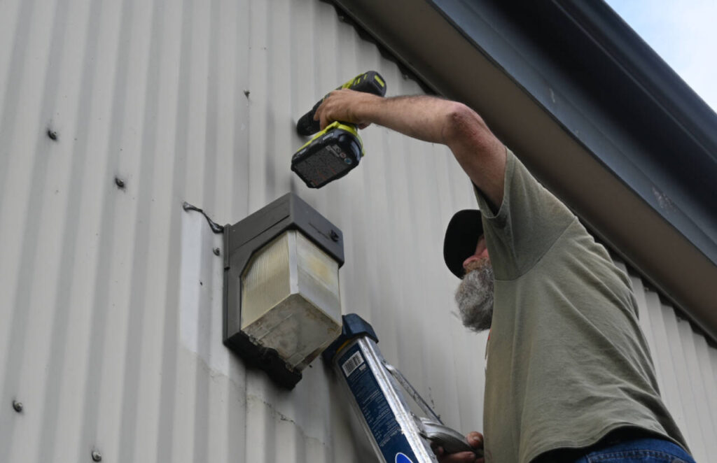 Sequim Electronics, technician team up to support Serenity House