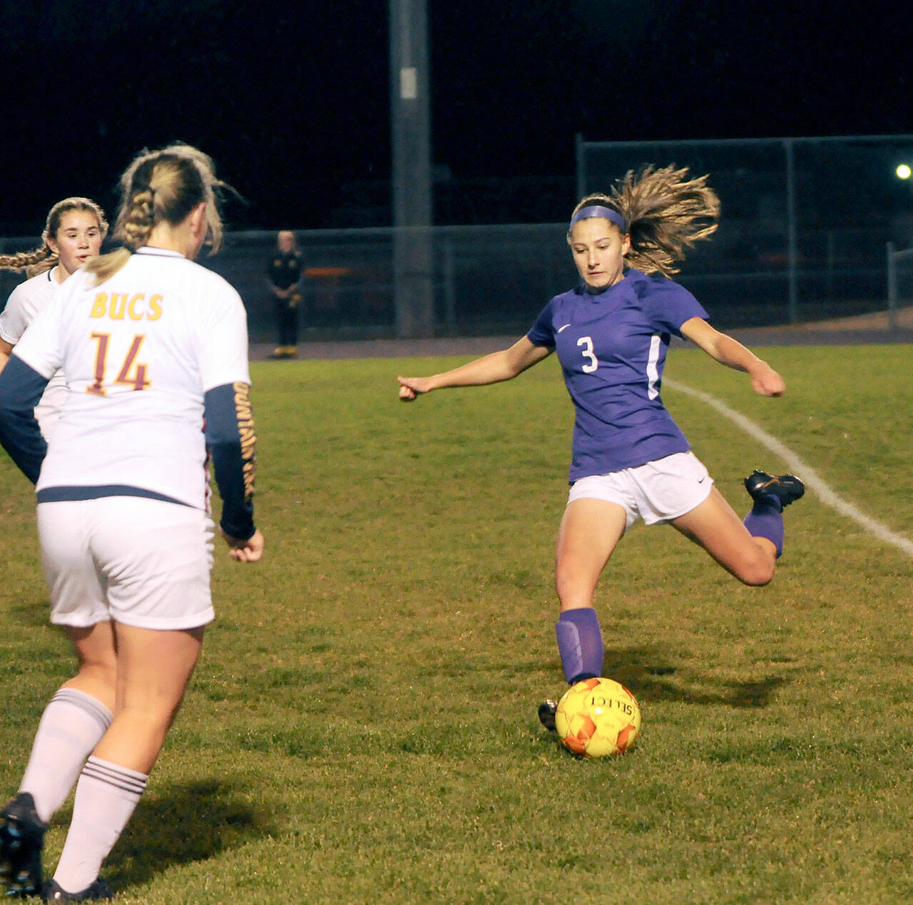 Sequim Gazette file photo by Michael Dashiell / Sequim’s Jennyfer Gomez, left, battles with a Clover Park midfielder in the Wolves’ 2-0 win in the West Central District tourney opener in 2022.
Sequim Gazette file photos by Michael Dashiell
Sequim’s Taryn Johnson, left, looks for an open teammate as the Wolves take on Kingston at home in a 2022 Olympic League match-up. Johnson set the program’s record for career goals as a junior last season. At right: Sequim’s Jennyfer Gomez, left, battles with a Clover Park midfielder in the Wolves’ 2-0 win in the West Central District tourney opener in 2022.
