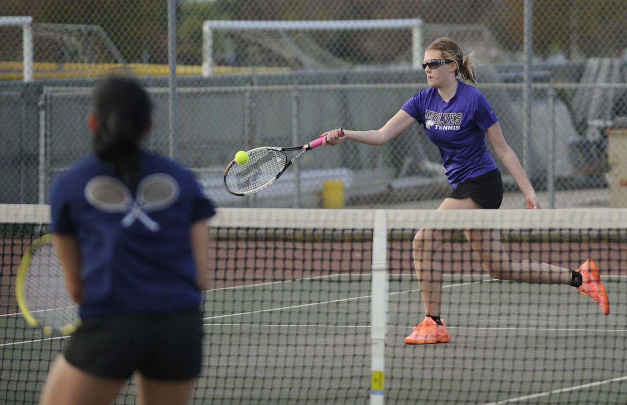 Sequim Gazette photo by Michael Dashiell
Sequim’s Payton Smithson returns a shot as she and doubles partner Kendall Day take on Bainbridge’s Cece Combs and Xin Munson in an Olympic League match on April 9 in Sequim.