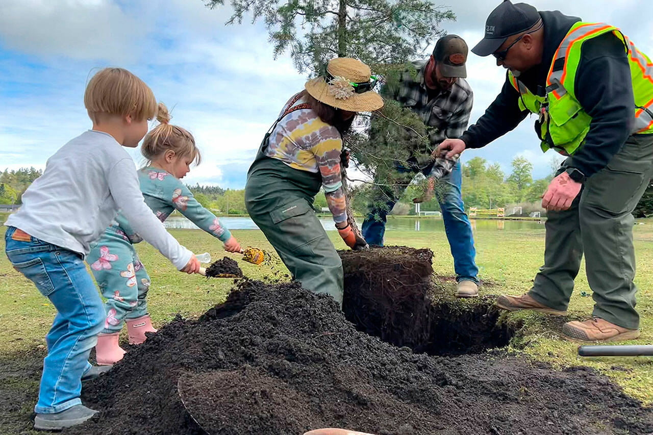 Councilors, kids, more unite to plant trees at pond for Arbor Day ...