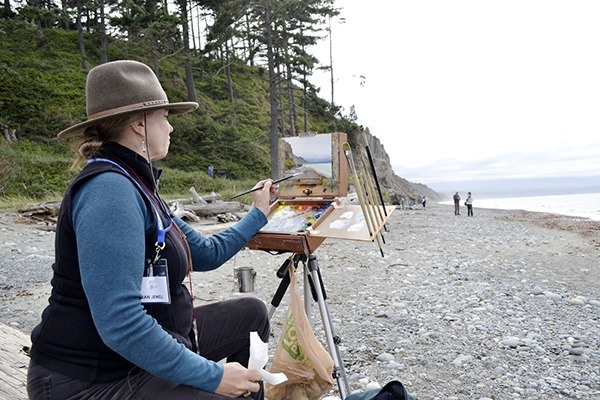 Jan Jewell of Bellevue paints a scene at the Dungeness Spit for the Paint the Peninsula Plein Art Competition on Sept. 8.