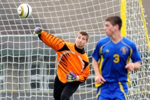 Soccer: Soccer team splits tight games