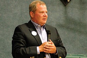 Environment, economy key topics of commissioner debate