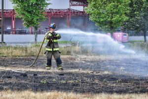 Small brush fire extinguished behind QFC