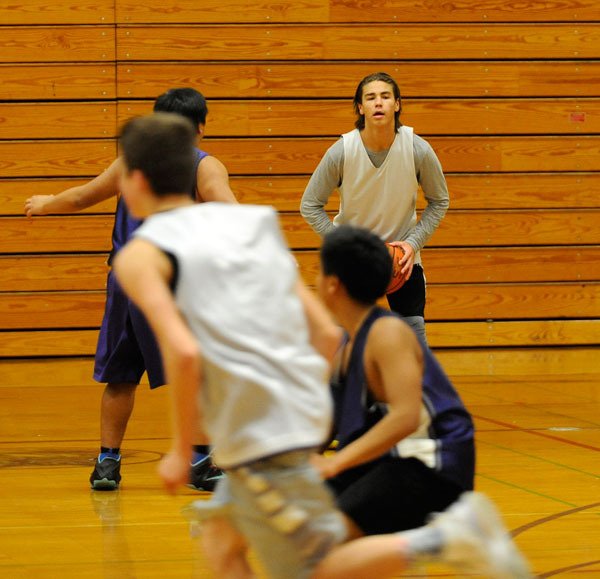 Guard Payton Glaser looks for an open teammate in a preseason practice last week.