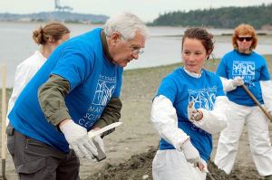 Dr. Pete Schroeder with Katie Conroy, Port Townsend Marine Science Center AmeriCorps member, prepare a gray whale skeleton for underwater decomposition. (Port Townsend Marine Science Center)