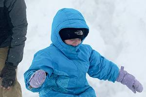Colby Mackley of Port Angeles watches on as his 4-year-old daughter, Rio, skis at Hurricane Ridge on Sunday. (Jesse Major/Peninsula Daily News)