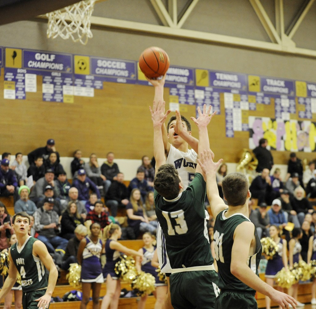 Boys basketball: Wolves fall to Roughriders, Bulldogs