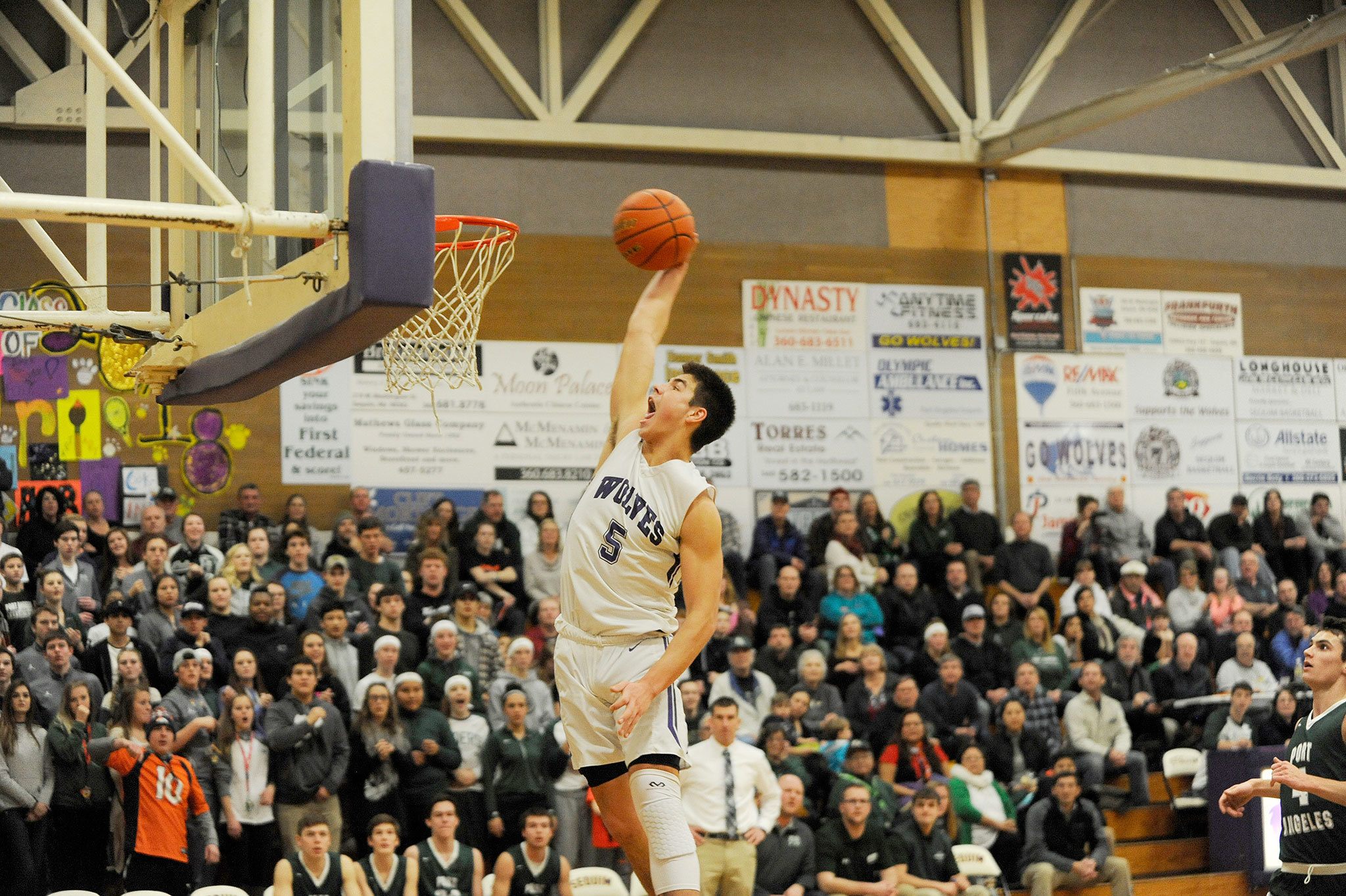 Boys basketball: Wolves fall to Roughriders, Bulldogs