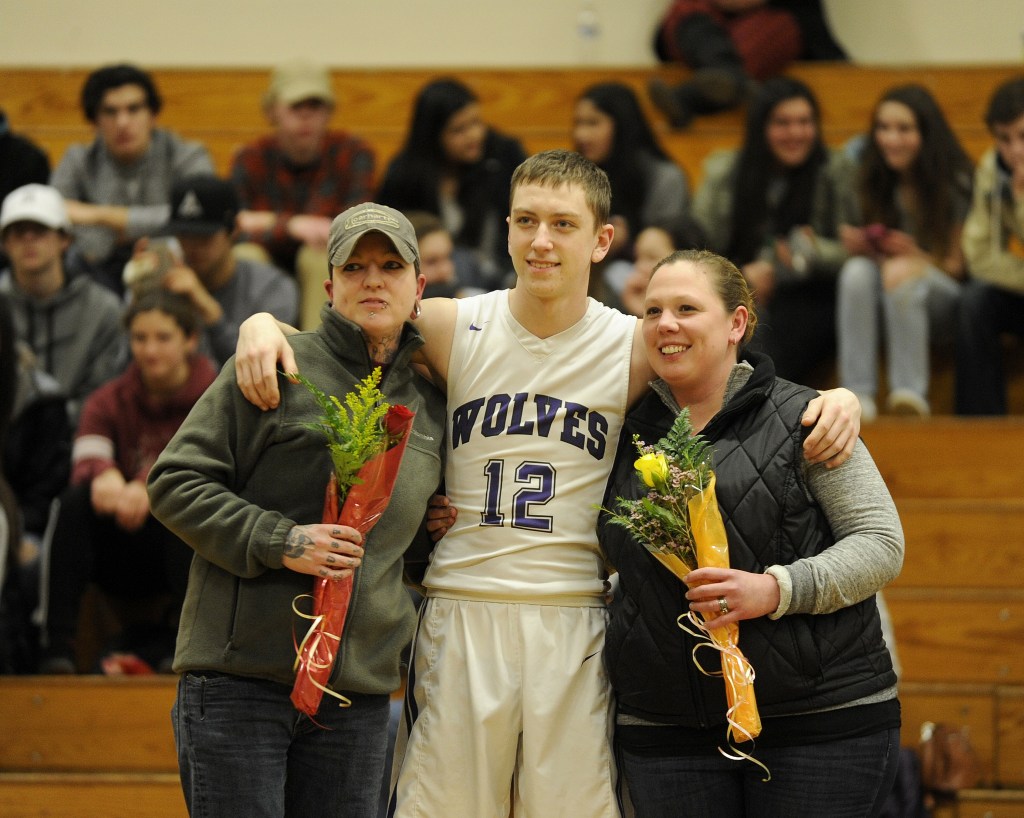 Boys basketball: Wolves cap season with three-game win streak
