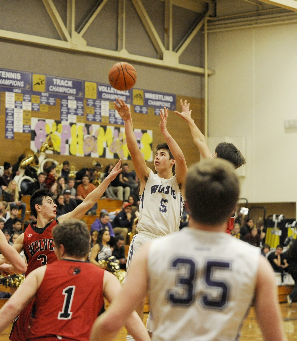 Boys basketball: Wolves cap season with three-game win streak