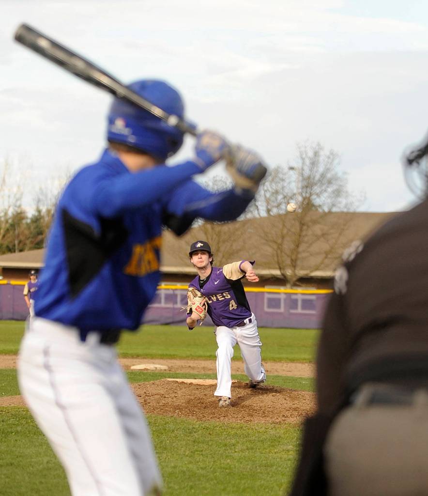 Baseball: Velarde’s clutch hit nets Wolves a win