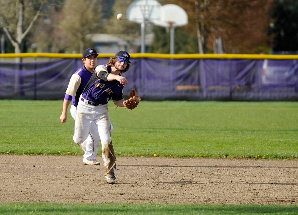 Baseball: Velarde’s clutch hit nets Wolves a win
