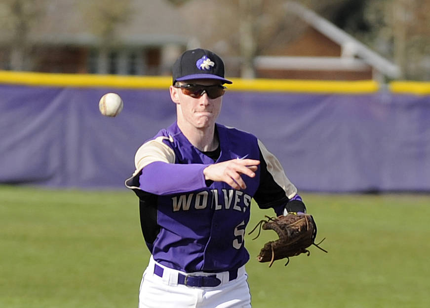 Baseball: Velarde’s clutch hit nets Wolves a win