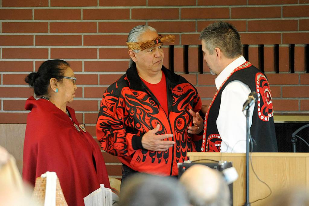 Viola Penn Riebe and Vince Penn, center, talk with Kurt Grinnell of the Jamestown S&rsquo;Klallam Tribe. Sequim Gazette photo by Michael Dashiell