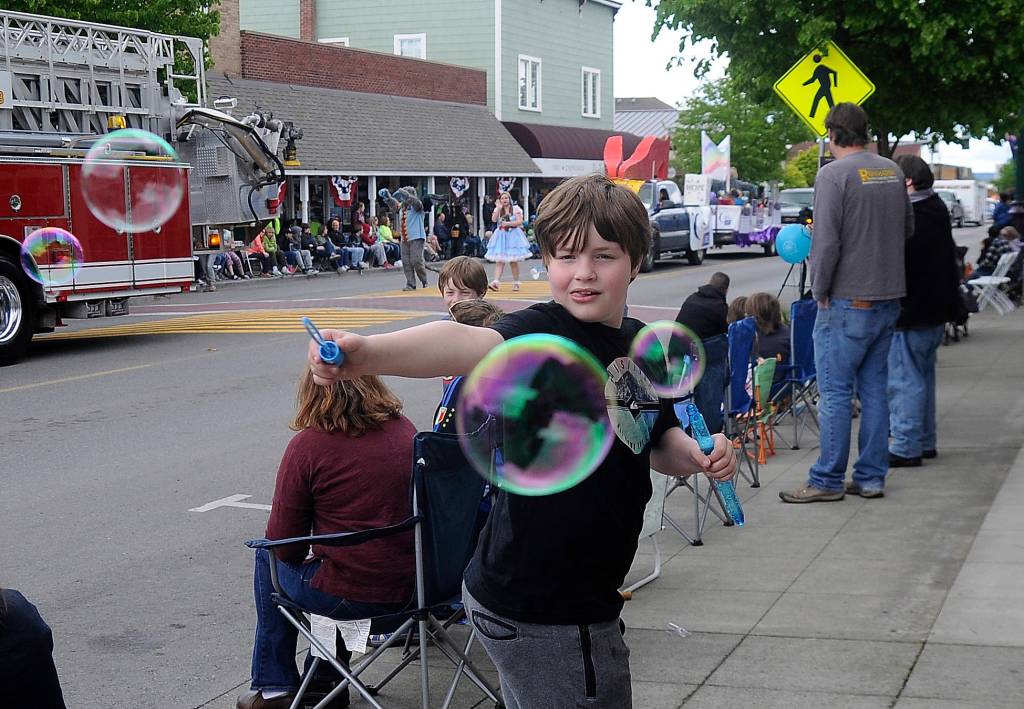 Big smiles despite dark skies at Irrigation Festival SLIDESHOW