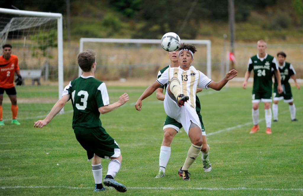 Men’s soccer preview: New coach, young roster lead Pirates in 2017