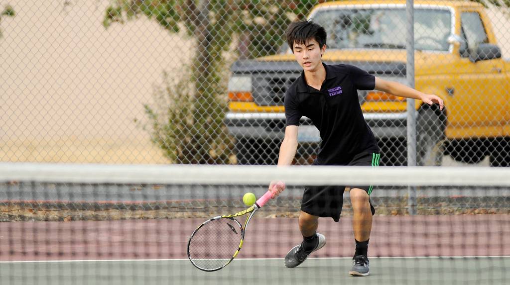 Boys tennis: Wolves batter Bulldogs, 7-0