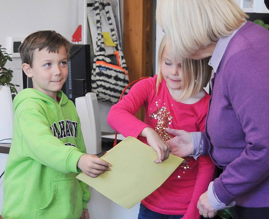 Greywolf kindergartners Aidan Pederson and Katelyn Dickinson give U.S. Sen. Patty Murray a card during Murray&rsquo;s school visit on Oct. 11. Sequim Gazette photo by Michael Dashiell