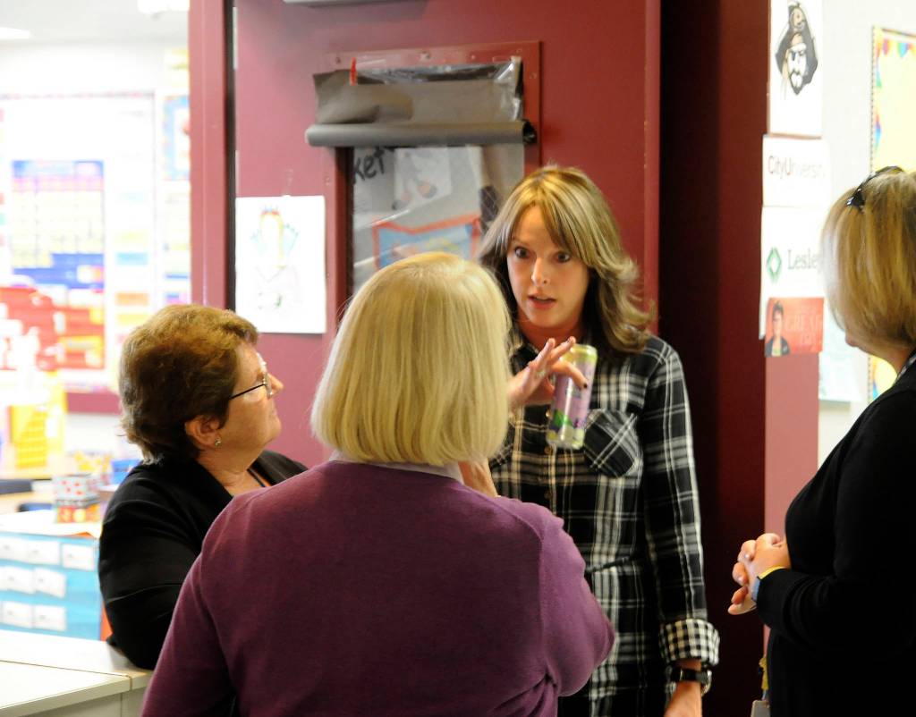 First grade teacher Alex Ogilvie, talks with U.S. Sen. Patty Murray, foreground, as teacher Cathy Green, left, and principal Donna Hudson listen. Sequim Gazette photo by Michael Dashiell