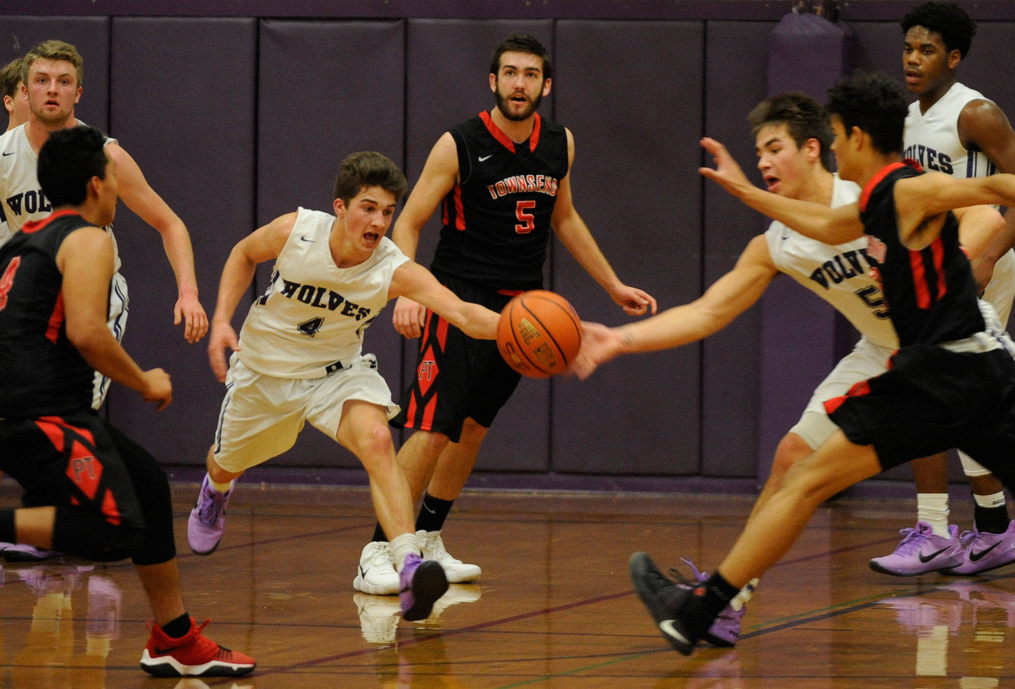 Boys basketball: Glasser leads Wolves to win in opener