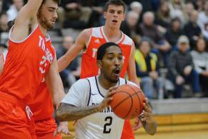 Men’s basketball: Pirates stun Shoreline, fall in OT to Trojans