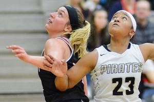 Women’s basketball: Everett rolls past Peninsula in Pirates’ conference opener