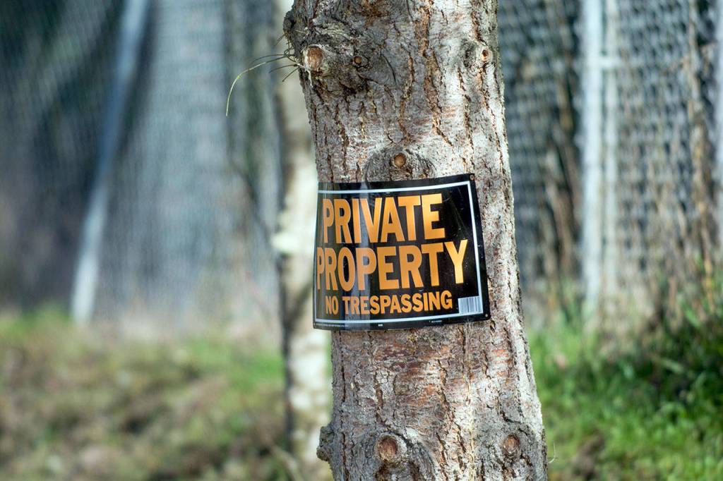Neighbors surrounding 313 McDonnell Creek Road have put up no trespassing signs. (Jesse Major/Peninsula Daily News)